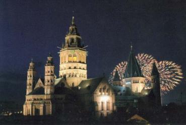 Der Mainzer Dom mit Feuerwerk