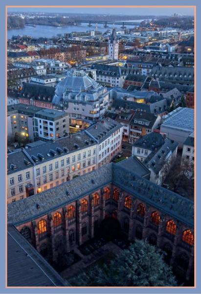 Blick vom Mainzer Dom über den Kreuzgang mit Dommuseum